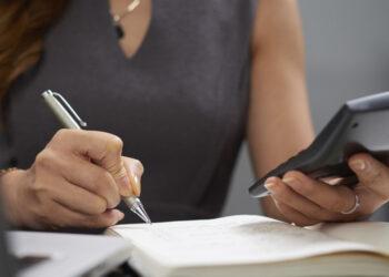 É possível que se reconheça a inelegibilidade de prefeito em razão da rejeição de suas contas por decisão de tribunal de contas? Qual a diferença entre as “contas de governo” e as “contas de gestão”? De quem é a responsabilidade pelo seu julgamento? Admite-se o julgamento ficto?