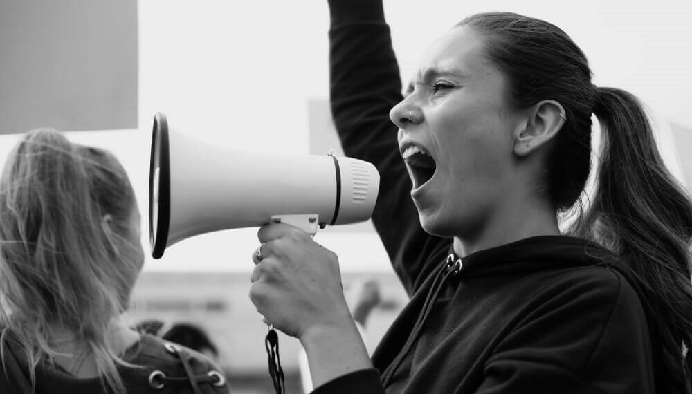 Direito à livre expressão X Liberdade de manifestação do pensamento