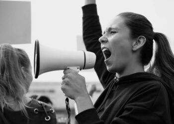 Direito à livre expressão X Liberdade de manifestação do pensamento