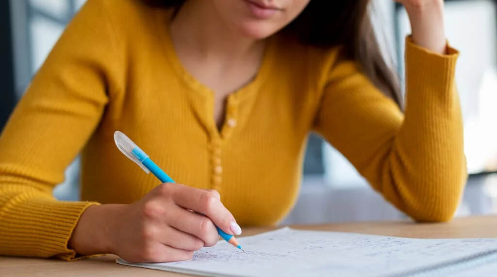 É possível a intervenção do Poder Judiciário para modificar pontuação em concurso público quando a banca examinadora apresenta resposta em desacordo com precedente obrigatório do STJ?