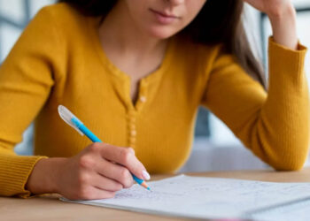 É possível a intervenção do Poder Judiciário para modificar pontuação em concurso público quando a banca examinadora apresenta resposta em desacordo com precedente obrigatório do STJ?