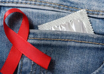 O parceiro que, sabendo da sua condição soropositiva, não informa a companheira e a infecta na constância de união estável responde por danos morais e materiais?