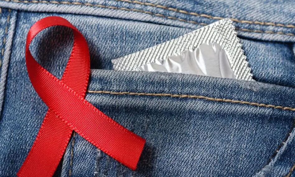 O parceiro que, sabendo da sua condição soropositiva, não informa a companheira e a infecta na constância de união estável responde por danos morais e materiais?