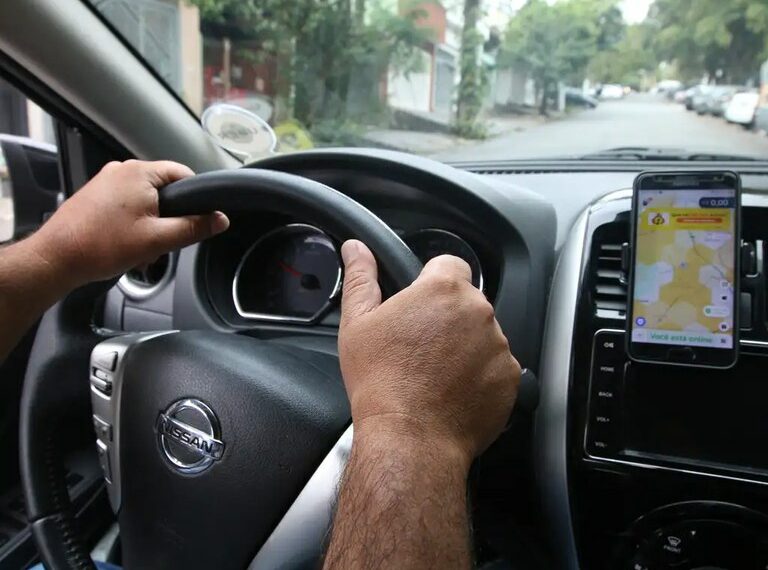 A natureza jurídica da relação entre motoristas de aplicativos e plataformas digitais