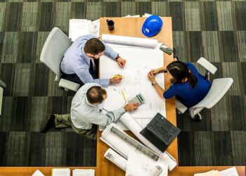 Sucessão empresarial de fato: quando a continuidade do negócio gera responsabilidade por dívidasEntenda por que a transferência da estrutura e da clientela pode caracterizar a sucessão mesmo sem contrato formal de trespasse.